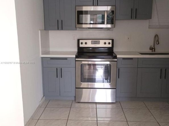 1800 SW 25th St 2305, Miami FL 33133
