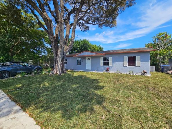 325 SW 80th Ter, North Lauderdale FL 33068