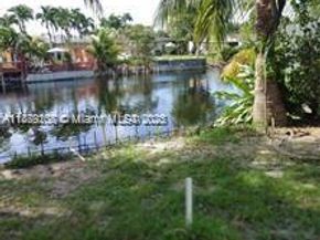 17652 NW 76th Ct, Hialeah FL 33015
