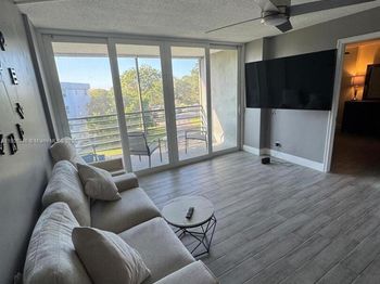 114 Royal Park Dr