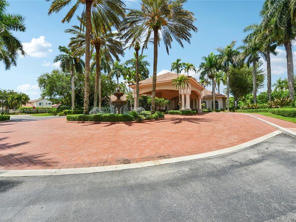 1745 NW 77th Ave, Pembroke Pines FL 33024