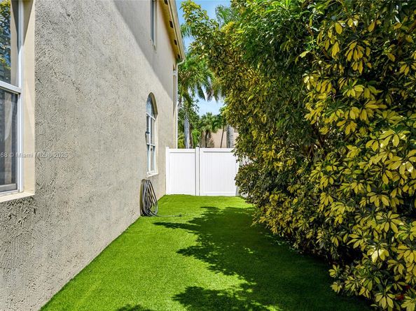 1745 NW 77th Ave, Pembroke Pines FL 33024