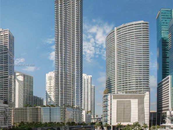 99 SE 5TH 7102, Miami FL 33131