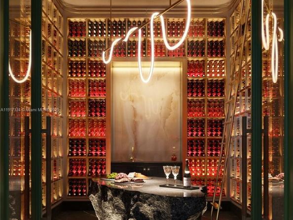 99 SE 5TH 7102, Miami FL 33131