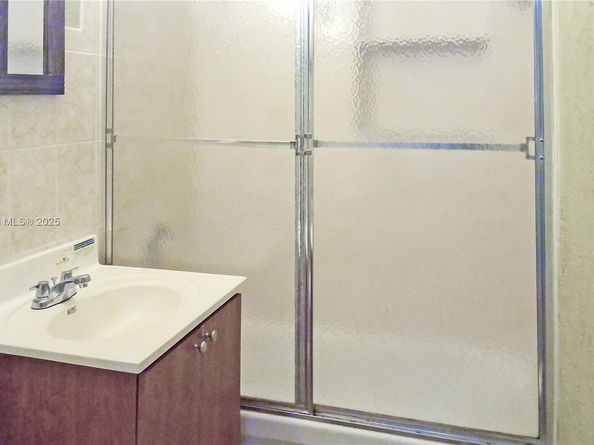 841 NE 139th St, North Miami FL 33161