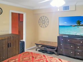 841 NE 139th St, North Miami FL 33161