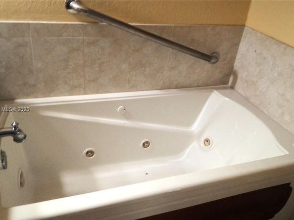 841 NE 139th St, North Miami FL 33161