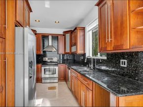 1386 Canary Island Dr, Weston FL 33327