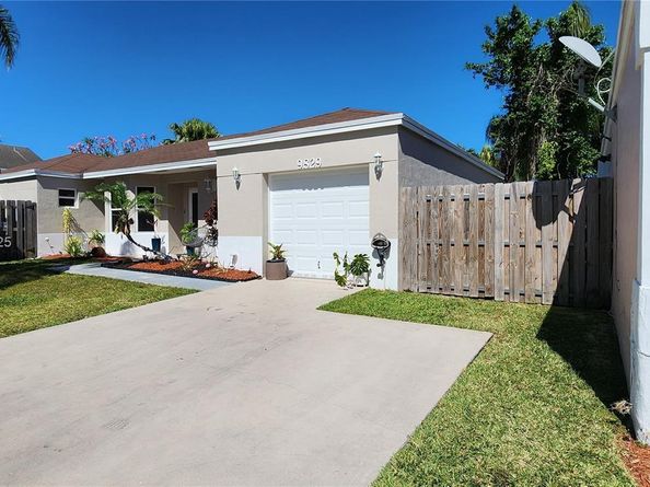 9829 SW 221st St, Cutler Bay FL 33190