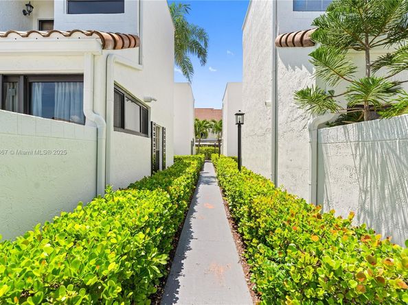 21200 Harbor Way 11811, Aventura FL 33180