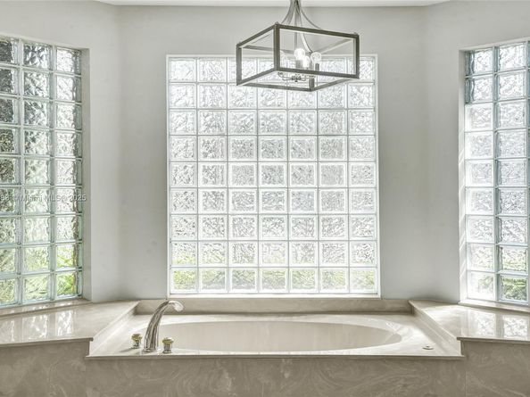 2553 Jardin Mnr, Weston FL 33327