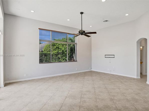 2553 Jardin Mnr, Weston FL 33327