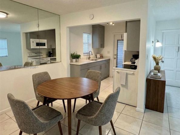 2005 Jefferson St 205, Hollywood FL 33020