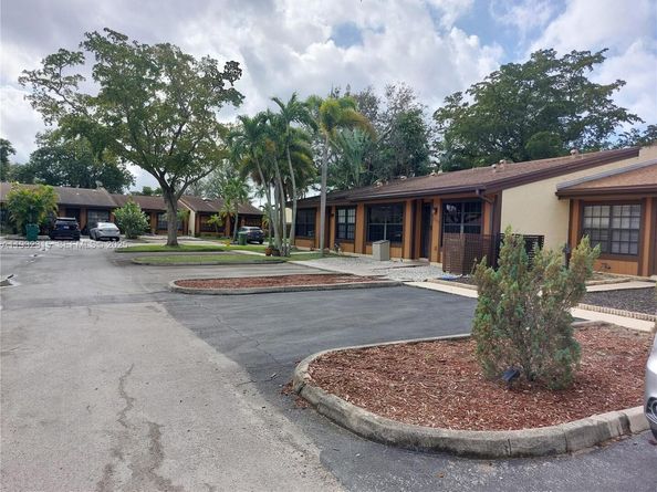 2320 Elm Ct, Pembroke Pines FL 33026