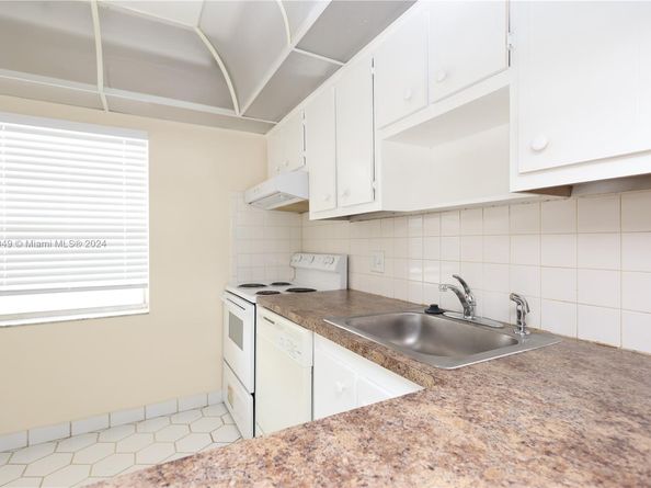 1040 Country Club Dr 404, Margate FL 33063