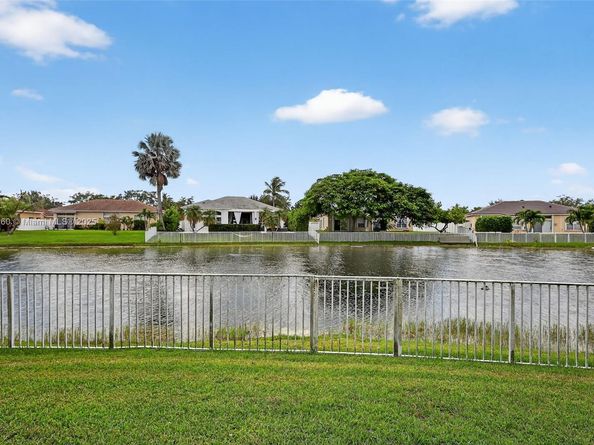 18840 NW 23rd Pl, Pembroke Pines FL 33029