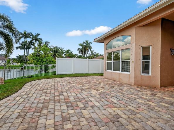 18840 NW 23rd Pl, Pembroke Pines FL 33029