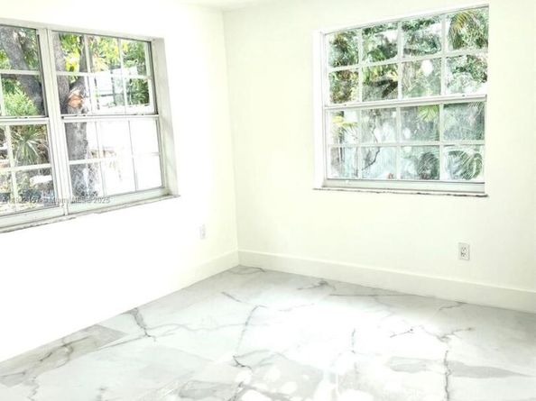 712 Hialeah Dr, Hialeah FL 33010