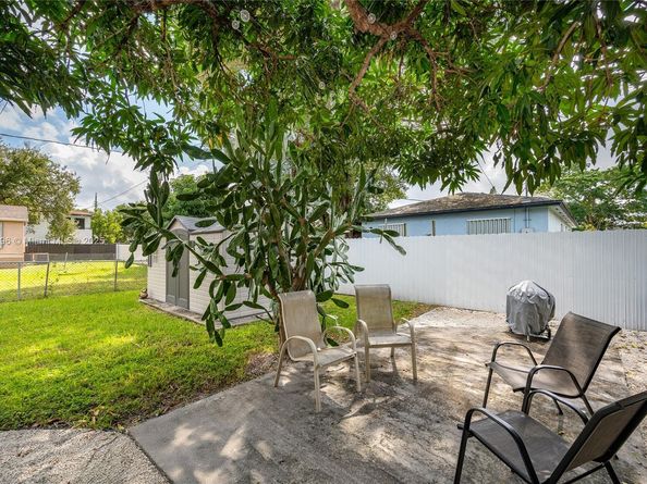 1844 NW 47th St, Miami FL 33142