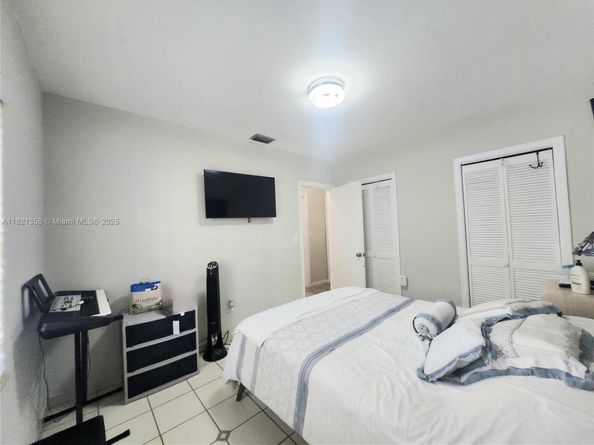 3082 NW 4th St, Miami FL 33125