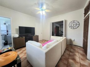 3082 NW 4th St, Miami FL 33125