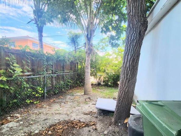 3082 NW 4th St, Miami FL 33125