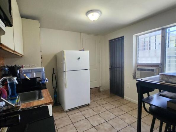 3082 NW 4th St, Miami FL 33125
