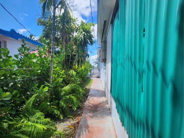 3082 NW 4th St, Miami FL 33125