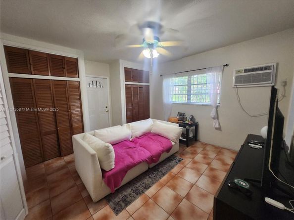 3082 NW 4th St, Miami FL 33125