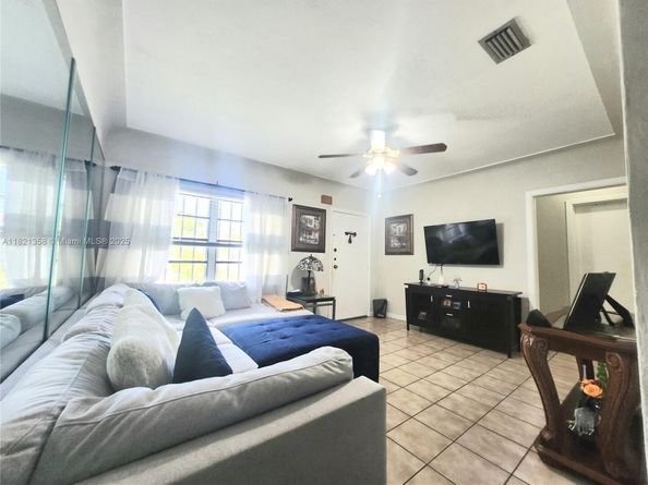 3082 NW 4th St, Miami FL 33125