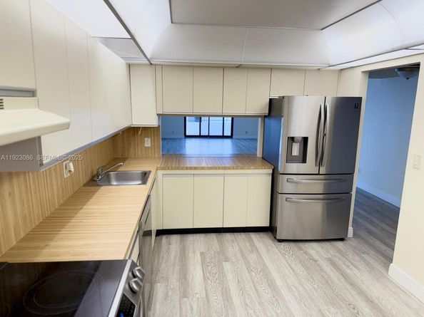 2500 Parkview Dr 1214, Hallandale Beach FL 33009