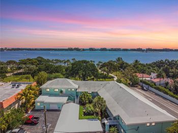 421 S Lakeside Dr