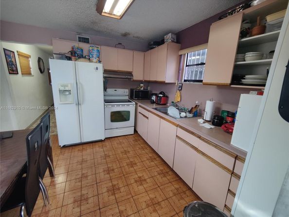 945 NW 19th Ave, Miami FL 33125