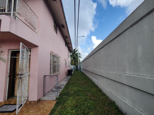 945 NW 19th Ave, Miami FL 33125