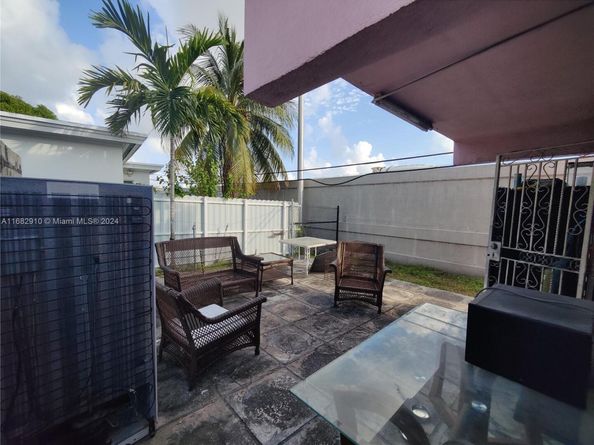 945 NW 19th Ave, Miami FL 33125