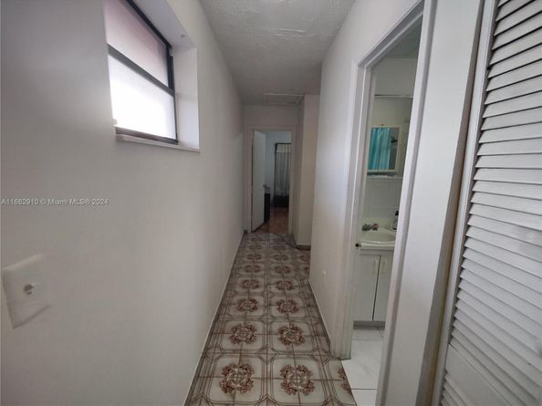 945 NW 19th Ave, Miami FL 33125