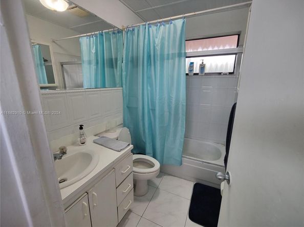 945 NW 19th Ave, Miami FL 33125