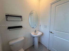 909 NE 211th St, Miami FL 33179