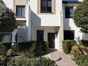 909 NE 211th St, Miami FL 33179