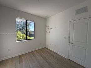 909 NE 211th St, Miami FL 33179