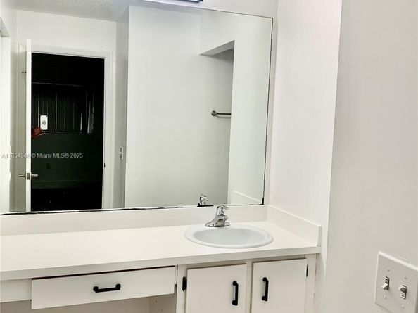 469 NE 207th Ln 207, Miami FL 33179