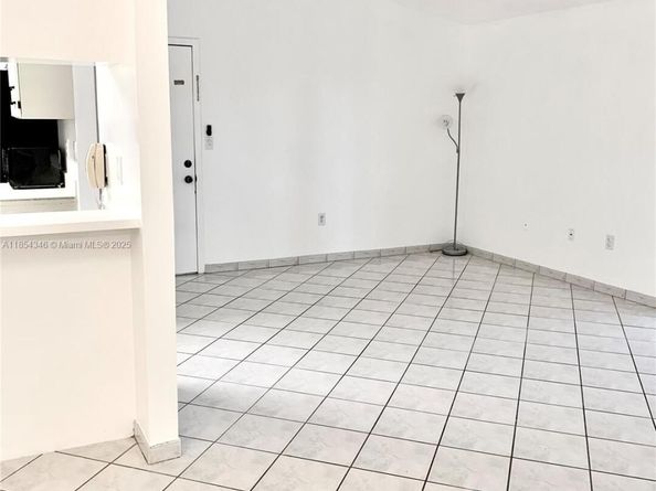 469 NE 207th Ln 207, Miami FL 33179