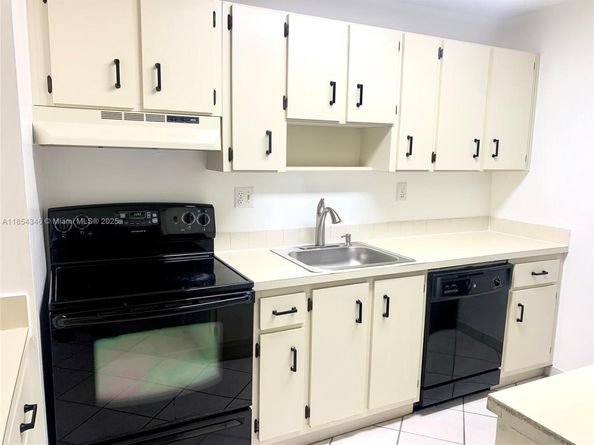 469 NE 207th Ln 207, Miami FL 33179