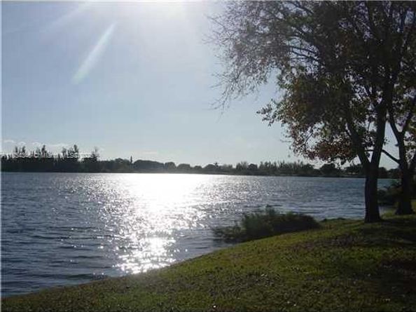 469 NE 207th Ln 207, Miami FL 33179