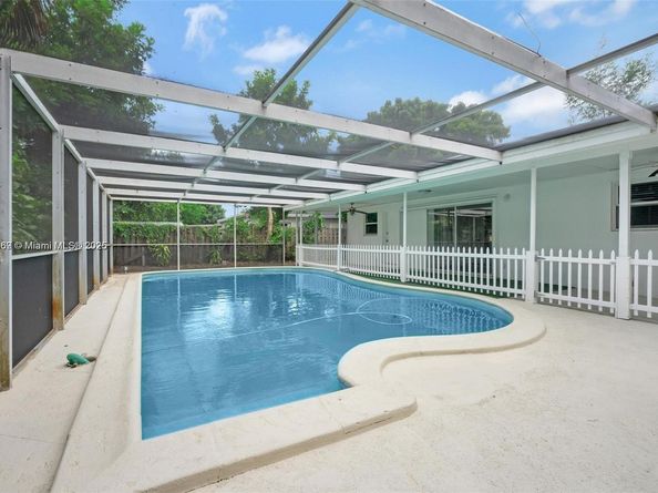 535 NE 158th St, Miami FL 33162
