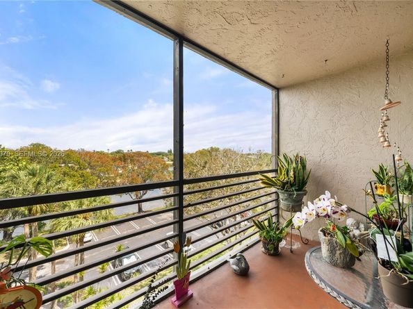 901 Colony Point Cir 503, Pembroke Pines FL 33026