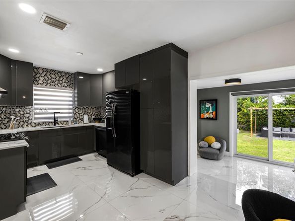 285 NW 45th St, Miami FL 33127