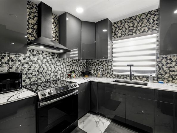 285 NW 45th St, Miami FL 33127