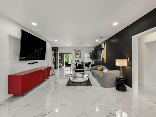285 NW 45th St, Miami FL 33127