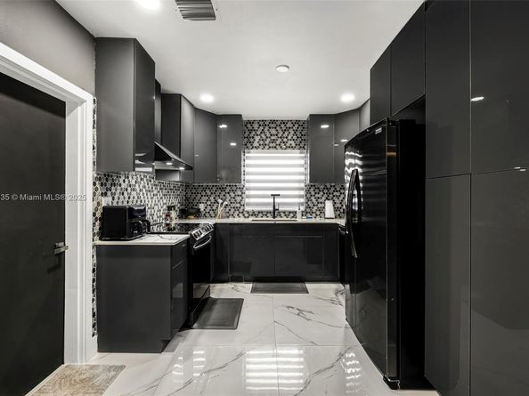 285 NW 45th St, Miami FL 33127